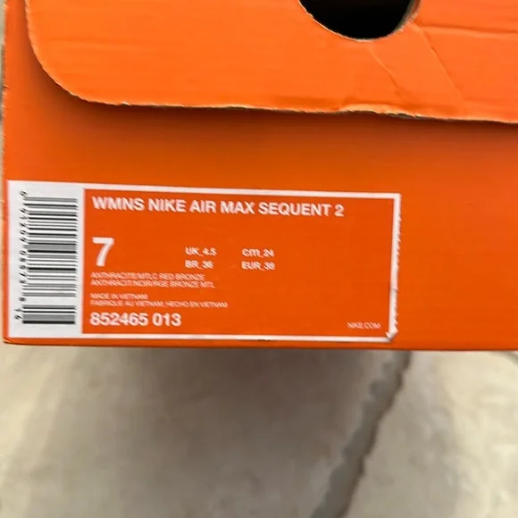 Black Nike mesh sneaker with metallic swoosh - Picture 5 of 7